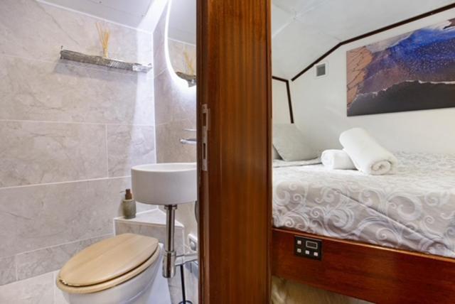 Charming Boat In Barcelona - Perfect Getaway Hotel Sant Adria de Besos Exterior foto